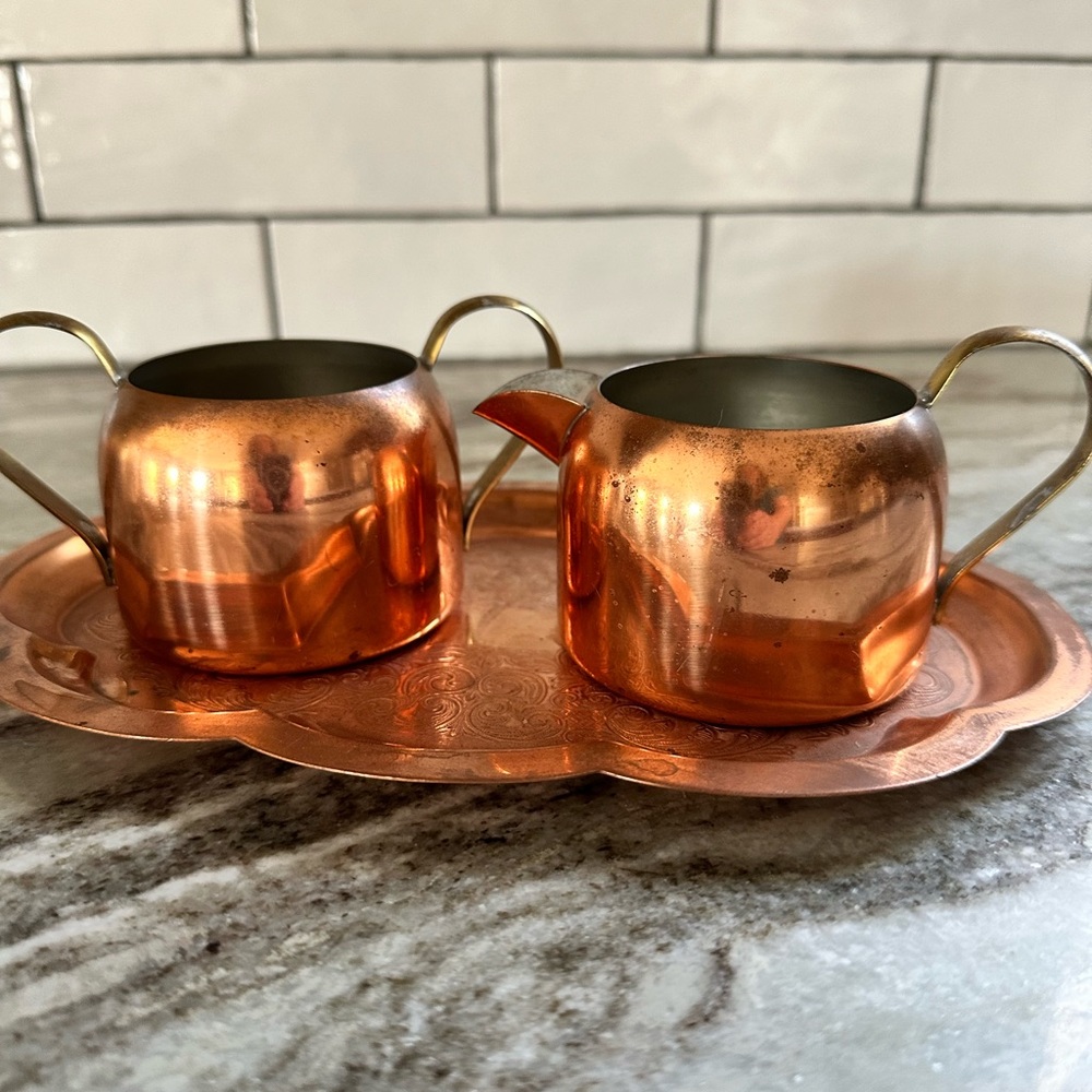 VINTAGE COPPERCRAFT GUILD CREAMER & OPEN SUGAR BOWL WITH SERVING TRAY